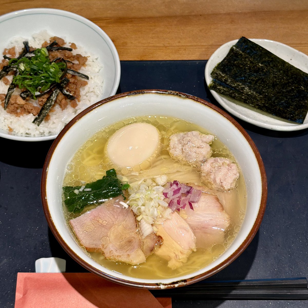 menmusubi's tweet photo. らぁめんシフク＠城南区鳥飼

①冷やしらぁめん【限定】＆そぼろご飯
②塩らぁめん 全部入り

キンキンに冷えてるので、
最初は口の中を一気に冷やしてくれ
その後、徐々に温度が上がり
味の感じ方が変化してきます

なので、通常の熱々ラーメンの時よりも
口の中に留めておく時間が長い気がしますね✨ https://t.co/JNLHnVm9Fg