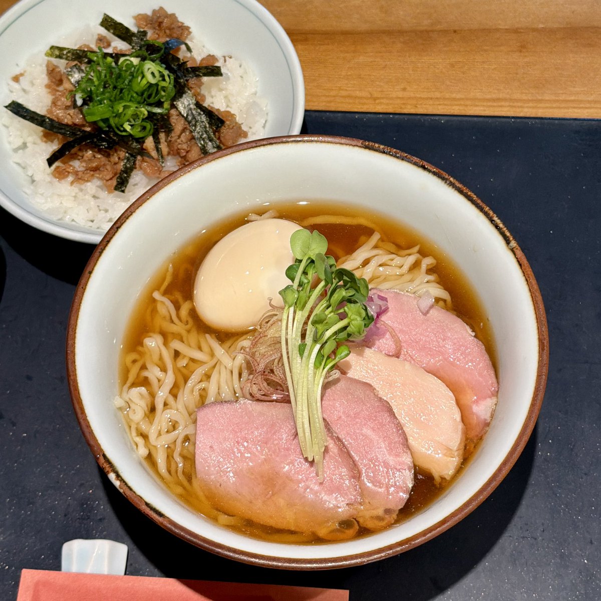 menmusubi's tweet photo. らぁめんシフク＠城南区鳥飼

①冷やしらぁめん【限定】＆そぼろご飯
②塩らぁめん 全部入り

キンキンに冷えてるので、
最初は口の中を一気に冷やしてくれ
その後、徐々に温度が上がり
味の感じ方が変化してきます

なので、通常の熱々ラーメンの時よりも
口の中に留めておく時間が長い気がしますね✨ https://t.co/JNLHnVm9Fg