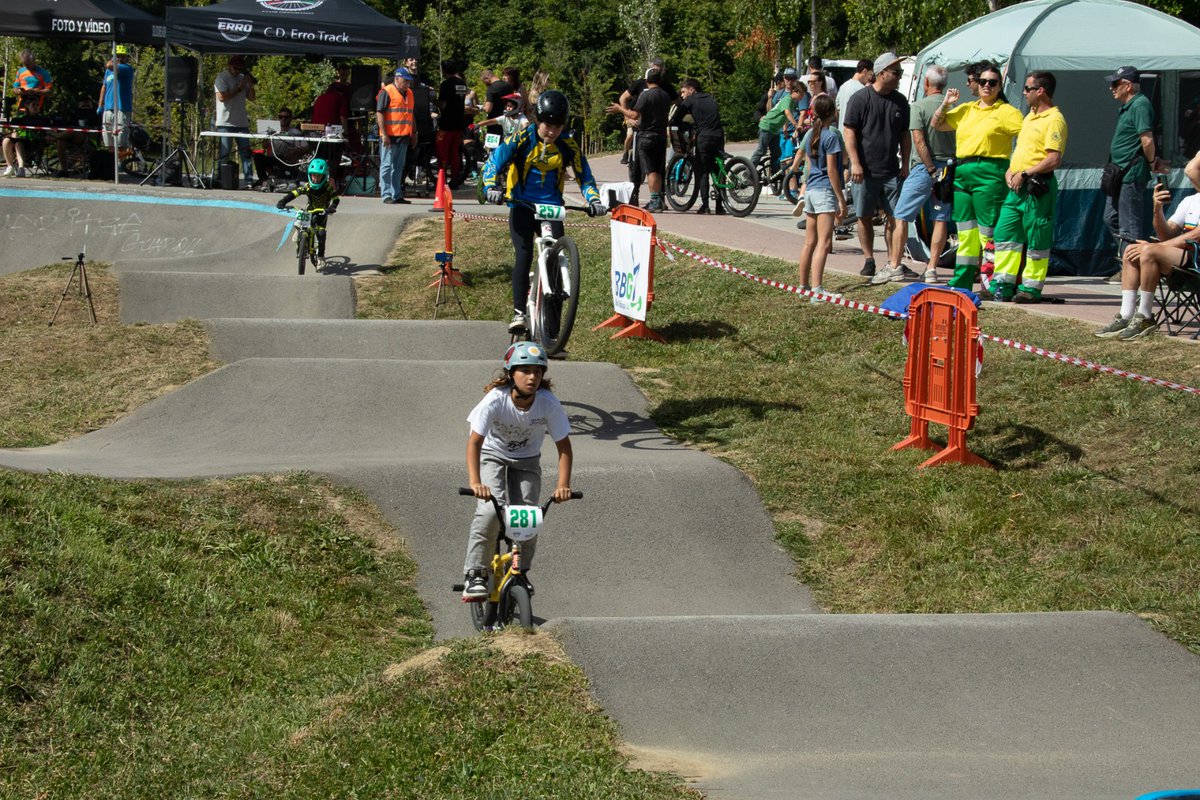 BerangokoUdala's tweet photo. 🚴🏁 Espectacular el Campeonato de Bizkaia de PumpTrack que se celebró este pasado fin de semana en Berango. Una nueva jornada deportiva de éxito en nuestro municipio.
#berango #uncompromisocomún #deporte https://t.co/rqVLZMcGYV
