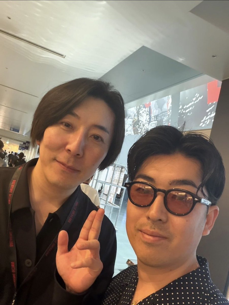 mizoguchi_yuji's tweet photo. BreakingDownの当日は、サイン会も含めておそらく400人以上と写真を撮ったんだけど、その人たちがSNSでおれをタグ付けしてくれてる。

ただ、何人かがおれじゃなくて、まさにぃとのツーショットなのに、勘違いしておれをタグ付けしてくる人がいるんだよね。

ちなみにBreakingDown当日のまさにぃは上下黒のジャケット姿。

なぜかおれに寄せてきてたんだけど、なんかあやしい
