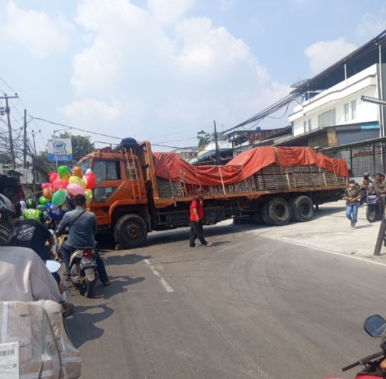 PT_Transjakarta's tweet photo. #INFOTRANSJAKARTA | Layanan Mikrotrans JAK 52: Kalideres – Muara Angke mengalami keterlambatan kedatangan dikarenakan adanya truk tergelincir di sekitar Kelurahan Kapuk Raya sehingga menyebabkan kepadatan lalu lintas untuk kedua arah. Mohon maaf atas ketidaknyamanannya. Pantau informasi terkini layanan Transjakarta melalui X pt_transjakarta, instagram: infotije, pt_transjakarta ataupun aplikasi TJ:Transjakarta. Mari kita #JagaJakarta #JAKI #PerluTahu #RuteJAK52