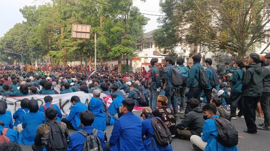bismillahyuk_'s tweet photo. 🚨 JUST IN: Hari ini massa aksi #demo dari elemen mahasiswa ITB &amp; aliansi mahasiswa lainnya sudah berkumpul di depan DPRD Jabar, Jalan Diponegoro, Kota Bandung.

Massa membawa berbagai atribut dan simbol bertuliskan "RIP Demokrasi".

#IndonesiaGelap #MenujuIndonesiaBangkrut https://t.co/8XG8aoiPYx