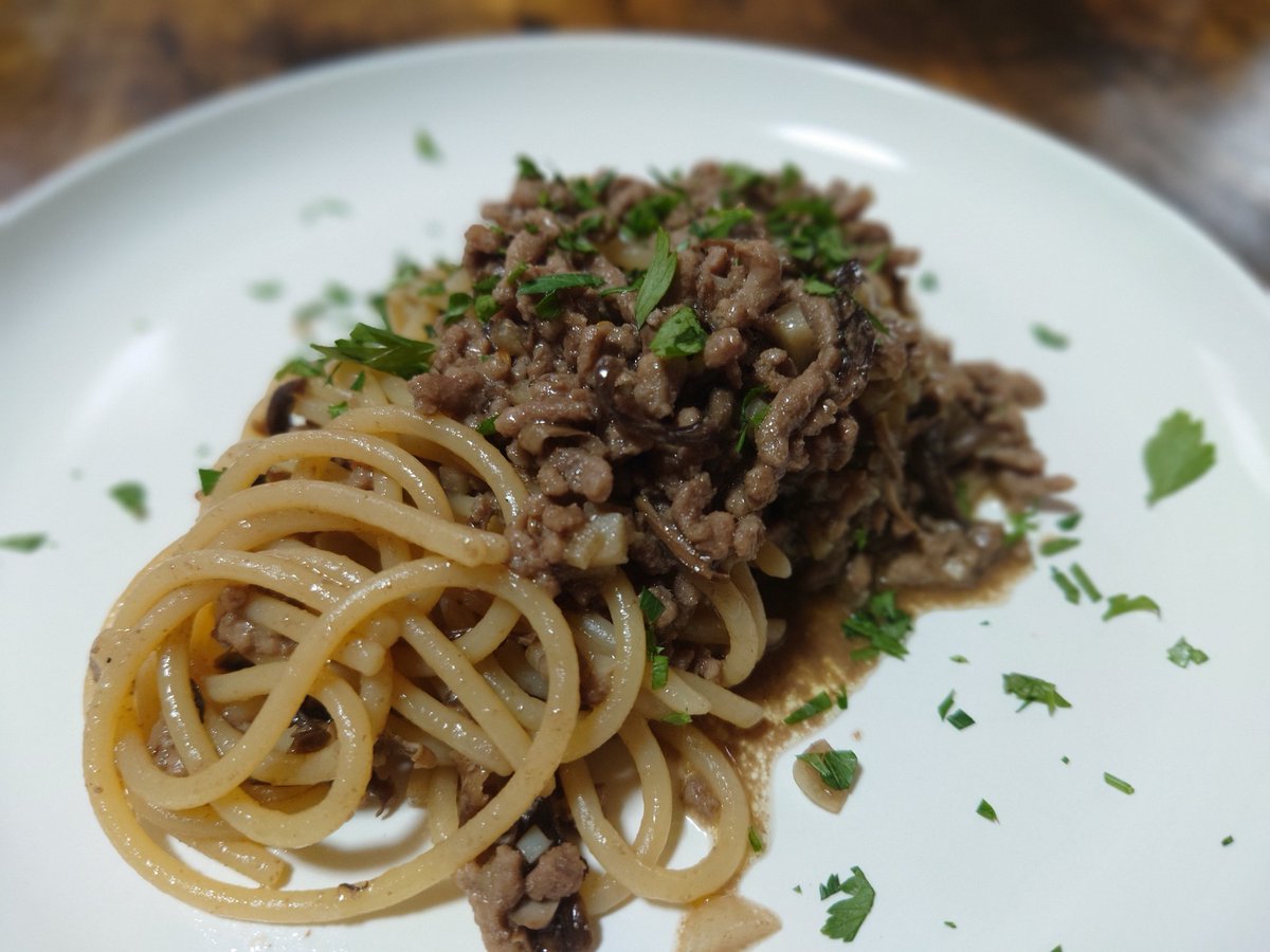 normal_kazz's tweet photo. 舞茸と挽肉のペペロンチーノ。
舞茸があんまり良く無くて、イマイチやった····＿ﾄ￣l〇
コレはリベンジ必至やな😁
#おうちごはん #晩ごはん #ペペロンチーノ #舞茸 #合挽き肉 https://t.co/1YrgCZ1ICX