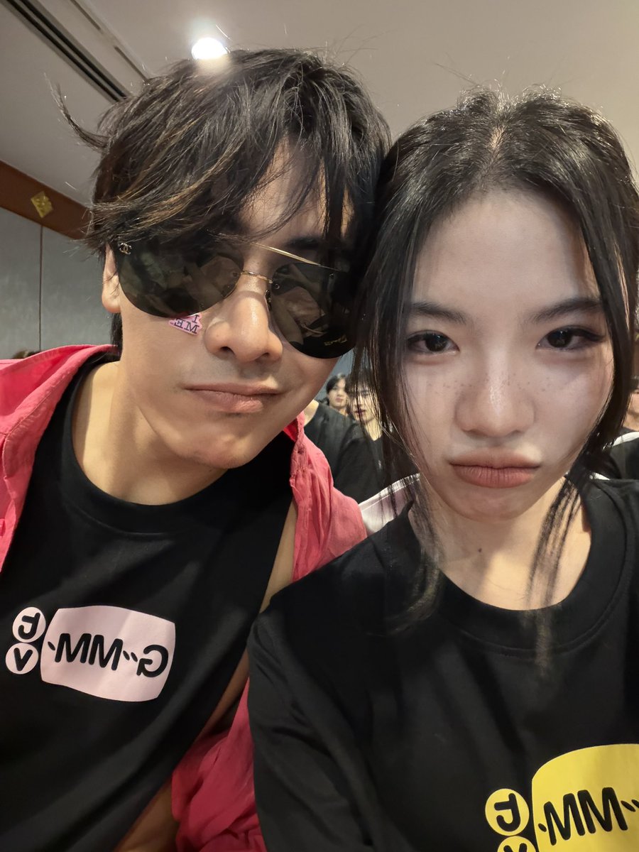 PSabsima's tweet photo. @Sina02683472 @ChenRcj With p'choongggg💨 https://t.co/MuEjuofZTp
