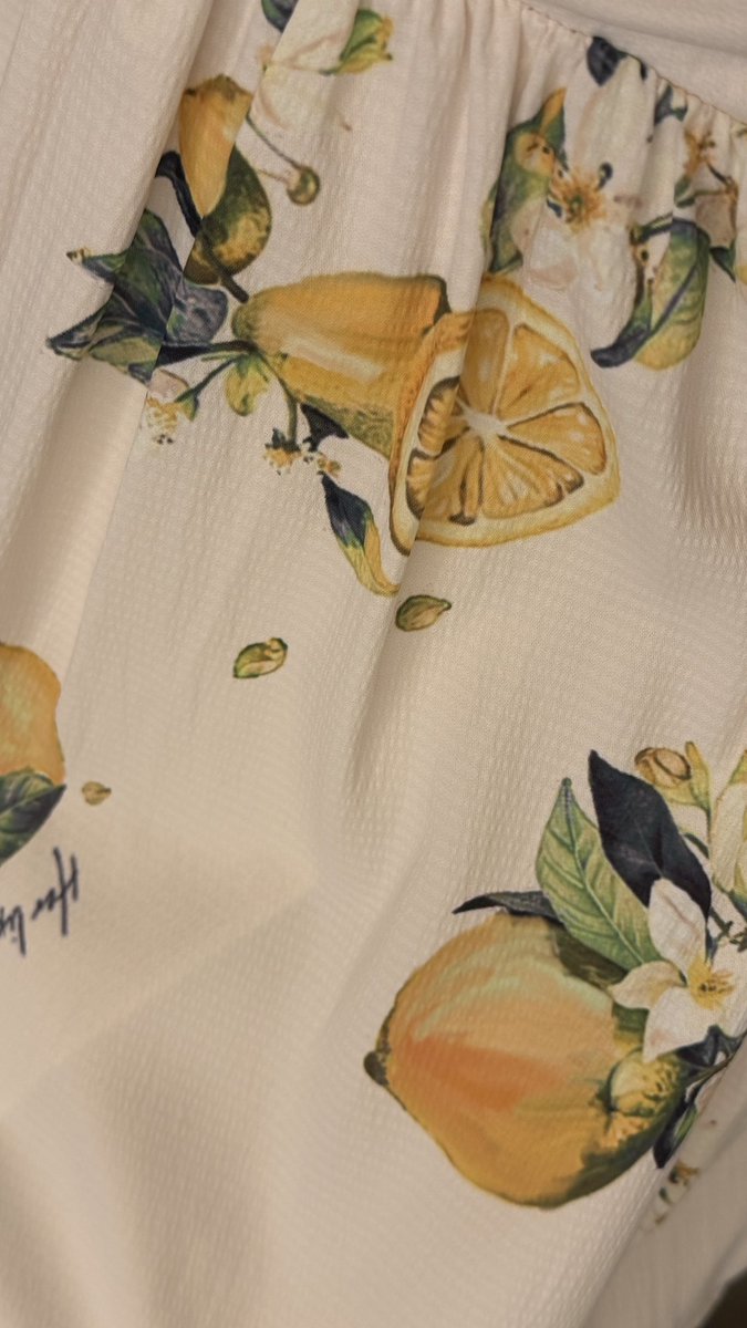 inalipto's tweet photo. Capri Lemon Print Dress -white🫧🍋

諸事情（）により黄色いワンピースが欲しかったから、こんなに可愛いものが出てきてうれしい> ·̫ <💛
レモンの柄も子供っぽくなくて、でも大人っぽすぎず…とても気に入りました🥹🌟

#herlipto https://t.co/GnDlRVlA1H