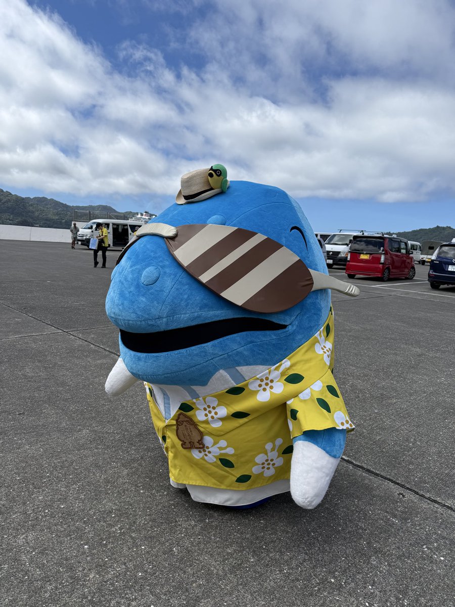 asy3chi's tweet photo. 飛鳥IIIが小笠原にやって来た！そして、歓迎のため？？？おがじろうが父島にいるよ😊飛鳥のお客さんたちは知らないと思うけど、おがじろうの本拠地は竹芝だからね。父島にいる事がレア😁#飛鳥III #おがじろう　#父島　#二見港　#世界自然遺産 https://t.co/VXSgKr9UuN