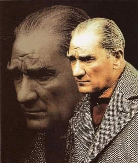 Bandral11's tweet photo. İngilizler bile ATATÜRK'ÜN MANEVİ GÜCÜNÜ BİLİYORDU ! O'NA “EFSUNLU KEMAL” DERLERDİ
Mustafa Kemal, Çanakkale’de olağanüstü bir cesaret ve inançla mücadele etmiştir. Askerlerini imkânsız hücumlara kaldırmış, KENDİSİ EN ÖN SAFLARDA YER ALMIŞ, bizzat sıcak çatışmaya girmiştir. Ancak ölümün kol gezdiği Gelibolu sırtlarında, sanki “gizli bir güç” onu korumuş gibidir.
H.C. Armstrong, ATATÜRK’e “ağır hakaretler” içerdiği için bir dönemler yasaklanan “Bozkurt” adlı eserinde, Çanakkale Savaşlarını anlatırken uzun uzun Mustafa Kemal’in kahramanlığı üzerinde durmuş ve satır aralarında ölümün adeta ondan uzak durduğunu ifade etmiştir. İşte “ATATÜRK düşmanı” Amstrong’a bile şapka çıkarttıran ATATÜRK’ÜN ÇANAKKALE’DEKİ BÜYÜK CESARETİ ve bu cesaretin Amstrong’un yasaklı kitabına yansıması:
“BİR KERESİNDE YENİ KAZILMIŞ BİR SİPERİN DIŞINDA OTURUYORDU. Bir İngiliz bataryası sipere ateş açtı. Toplar menzili buldukça, şarapneller gitgide daha yakına düşmeye başladı; vurulması matematiksel olarak kesindi. Kurmayları sipere girmesi için yalvarmaya başladılar.
‘Hayır’, dedi.SAKLANMAK ADAMLARIM İÇİN KÖTÜ BİR ÖRNEK OLACAKTIR.’ İlgisiz ve soğukkanlı bir tavırla kurmaylarıyla konuşurken, bir sigara yakıp, gayet sakin onu içti. Bu arada aşağıda siperin güvenliği altında duran adamları, büyülenmiş gibi onu seyrediyorlardı. Düşman topları bir başka hedefe yöneldiler. PATLAYAN ŞARAPNELLERİN TOZLARINA BULANMIŞ OLSA DA, Mustafa Kemal’e yine bir şey olmamıştı.”
“Bir başka olay da, Gelibolu’ya dönerken bir İngiliz uçağı, bindiği otomobili baştan aşağı taradı. Bombalar arabanın önünde ve arkasında ki yolda patladı, bir tanesi de ön cama çarpıp şoförü öldürdü. Fakat Mustafa Kemal’e hiçbir şey olmadı.”
“ZAMAN ZAMAN ELİNE BİR TÜFEK ALIP SİPERDEN DIŞARIYA UZANIYOR, Avustralya siperlerindeki belirli bir hedefe dikkatli ve telaşsız birkaç atış yapıyordu. Açık alanlarda adamlarına cesaret vermek için yavaş yavaş hareket ediyor, kısa menzilde bile, düşman avcıları onu vurmayı başaramıyorlardı.”
“Kesinlikle ve tümüyle hiçbir kurşunun ona rastlamayacağına inanmıştı. Bu inanç, ona olağanüstü bir korkusuzluk aşılamaktaydı.”
“TEKRAR TEKRAR ATEŞ ALTINA GİRMEKTEN GERİ DURMUYORDU. KENDİNİ HİÇ SAKINMIYOR; adamlarının karşı karşıya kaldığı tehlikeleri onlarla paylaşıyor, ama çevresindeki tüm adamlar öldüğü halde ona hiçbir şey olmuyordu.”
Ancak bir seferinde az kalsın ölüyordu!
“...Sabaha karşı 3.00’da Mustafa Kemal SİPERLERDEN ÇIKTI, YÜRÜYEREK İLERLEDİ. İngilizler ateş açtı. Bir kurşun saatini parçaladı; fakat kendisine gene bir şey olmadı. Yaralanmış olsaydı, hücum asla gerçekleşmeyecekti... Türklere zaferi kazandıran ve yarımada ile İstanbul’u kurtaran, eldeki bu bir avuç asker ile Mustafa Kemal’in olağanüstü kişiliği oldu.”
Çanakkale’de Mustafa Kemal’in yanında olanlar da Armstrong’u doğrularcasına Mustafa Kemal’in “korkusuzluğunu” ve “korunmuşluğunu” vurgulamaktadırlar.
Cevat Abbas Gürer anılarında Mustafa Kemal’in korkusuzca ve fütursuzca ateş hattının içine kadar girip askerlerini idare ettiğini şöyle ifade etmektedir:
“...Conkbayırı’na akşam karanlıkta ulaşan Mustafa Kemal Sekizinci Fırka Kumandanı Bay Ali Rıza’yı ve yorulmak bilmeyen fırka arkadaşlarını gayrete getirmiş, sabaha kadar uyku uyumadan ve istirahat edilmeden, en küçük rütbeden en büyük kumandana kadar hummalı bir faaliyet neticesinde cüz’ü tamlarımız yenden seher vaktine kadar hazırlanmıştı.
Mustafa Kemal, tam bir gece olmayan zamana sığdırdığı bu baş döndürücü faaliyeti esnasında en ince en ufak ayrıntıyla ilgilenmiş, DÜŞMAN SİPERLERİNE KADAR BİZZAT YANAŞMIŞTI. O kadar ki geceyi ekseriyetle, hasım avcı hatlarının yanı başında geçirmişti. Tarafların avcı hatları arasında yalnız 11 metrelik bir mesafe vardı.”
Yine Cevat Abbas’ın anılarından:
“Kumandanımız evvelce oturmamı belirttiği ve işaret ettiği yerde, bir metre kadar akasında oturuyordum. Tepemizde dönüp dolaşan 11 teyyarenin ara sıra üzerimize bıraktığı bombaların gadrine uğramayaşımzın sebeplerini zihnen araştırmakla meşgulüm. ÖLÜM YAĞDIRAN BU HAVA KARTALLARININ ZULMÜNDEN KURTULMAK İÇİN KUMANDANIM HİÇBİR TEDBİR ALMAYA LÜZUM GÖRMÜYORDU.”
Cevat Abbas, Mustafa Kemal’in Çanakkale’deki cesaretini, çalışkanlığını ve kahramanlığını şöyle gözlemlemiştir:
“Kumandanım, büyük dehası nispetinde ölçülemeyecek derecede fedakâr ve cesurdu. Ateş sahası dışındaki durumu ne ise, şiddetli ateşlerin ölüm yağdıran dehşetli sağnakları altında da onun vaziyeti aynı idi.
Gözle sayılamayacak ve akılları durduracak kadar insanların kat kat birbiri üzerine yığıldığı ateş hatlarında, SİPERLER ÜZERİNDE EKSERİYETLE ONU GÖRÜRDÜK. En katı yürekleri bile zaafa uğratan kanlı manzaraları veya taarruz ya da muvaffak olan yakın düşmanın ilerlemesini devamlı olarak görmemek için, KUMANDANIM DURDUĞU VEYA OTURDUĞU YERDE ARKASINI DÜŞMANA ÇEVİRİRDİ. Fakat sık sık değiştirdiği vaziyeti ile bu hareketini tamamıyle örter, etrafındakilere katiyen hissettirmezdi.
Kurmay heyetinin ateş haricindeki mesaisini, lüzum gördükçe ön siperlerde, avcı hatlarında, mitralyöz yuvalarında, şiddetli ateş hattında da isterdi.”
Ali Canip Yöntem de anılarında, Cesaret Tepesi’nde Mustafa Kemal’in askerlerine kurşun yağmuru altında bando mızıka eşliğinde öğle yemeği yedirdiğini yazmaktadır:
“Biz Çanakkale’ye gittiğimiz zaman henüz Anafartalar Muharebeleri olmamıştı. Mustafa Kemal yarbaydı. Fakat ilk kahramanlığını gösteriş, Seddülbahir’in kuzeyinde ve Anafartaların güneyinde İnglizlere ilk zapartayı atmış ve onları Arıburnu’nda dar bir yere mıhlamıştı.
Arıburnu’na geldik. Orayı gezerken birden bire İngilizlerin bir yaylım ateşi, yani bombardımanı ve aynı zamanda kulağımıza bir de mızıka sesi geldi.
Esat Paşa’ya sordum: ‘Paşam bu ne? Mızıka başladı. İngilizlerde de yaylım ateş!’
Cevap verdi:‘Dikkat edin bütün mermiler, şu üst tarafımızdaki Cesaret Tepesi’ne yöneliktir. Her gün öğle zamanı oldu mu, oranın Tümen Komutanı Mustafa Kemal, askerlerine bando ile yemek yedirir. Ve İngilizleri kıyıda dar bir yere mıhladığı için mızıka sesini duyan gemileri, Mustafa Kemal’e ateşle cevap veriler. Yemek bitince bando kesilir. İngilizlerde sırf hiddetlerinden açtıkları ateşe son veriler.”
Mustafa Kemal: 1913’te kaleme aldığı “Zabit ile Kumandan Arasında Hasbıhal” adlı eserinde, “Muharebede yağan kurşun yağmuru, o yağmurdan ürkmeyenlere, ürkenden daha az zarar verir” demiştir. İki yıl sonra da 1915’te Çanakkale’de bu düşünce doğrultusunda, İngilizlerin gemilerinden karaya yağdırılan ve insanın ruh halini allak bullak eden top mermilerinin gürültüsüne askerlerini alıştırmak için onlara bando mızıka eşliğinde yemek yedirmiştir.
İşte gerçekler… 
İşte tarih….Meriç Tumluer