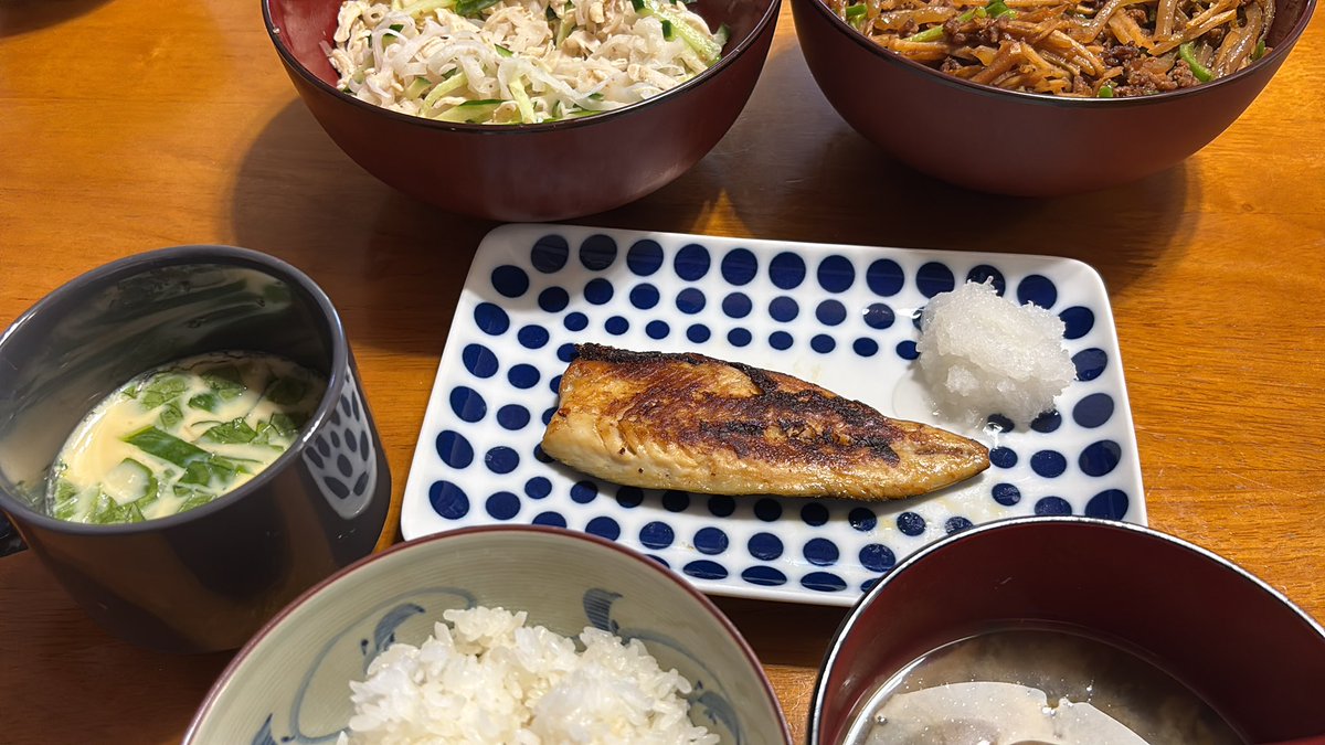 kaiheijango's tweet photo. 本日のジャンゴ飯

鯖の塩焼き
きんぴら
大根サラダ
豆腐と大根のお味噌汁
茶碗蒸し https://t.co/tGyN88kriI