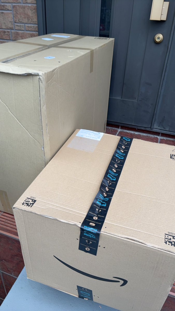 mkr243's tweet photo. これ、amazonからの置き配OKだからって、いくらなんでも…。家の中に居た家族から、玄関が開かないって連絡きたから、急いで帰ったら、中身が重いのに箱ペラペラだし、移動するスペースもないしで、入るのにもめちゃ苦労した(；；) https://t.co/ECHXf6I91n