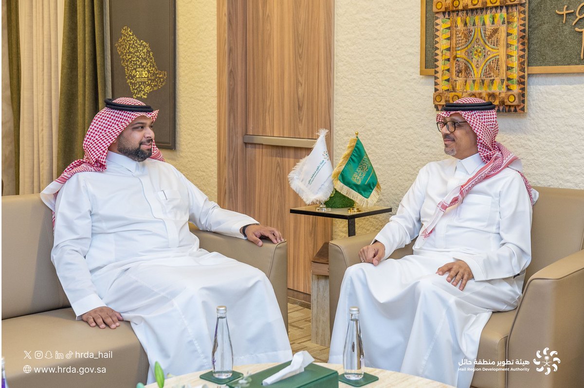 HRDA_HAIL's tweet photo. استقبل الرئيس التنفيذي لـ #هيئة_تطوير_حائل أ. عمر بن عبدالله آل عبدالجبار، مدير عام فرع وزارة التجارة بالمنطقة أ. طارق بن عبدالعزيز أبا الخيل،وجرى استعراض فرص التعاون والتنسيق المشترك لدعم القطاع الاقتصادي وتعزيز الممكنات الاستثمارية بما يواكب مستهدفات التنمية في المنطقة. https://t.co/C7wwzHPBZI
