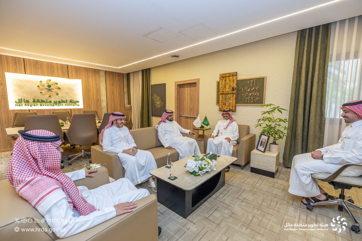 HRDA_HAIL's tweet photo. استقبل الرئيس التنفيذي لـ #هيئة_تطوير_حائل أ. عمر بن عبدالله آل عبدالجبار، مدير عام فرع وزارة التجارة بالمنطقة أ. طارق بن عبدالعزيز أبا الخيل،وجرى استعراض فرص التعاون والتنسيق المشترك لدعم القطاع الاقتصادي وتعزيز الممكنات الاستثمارية بما يواكب مستهدفات التنمية في المنطقة. https://t.co/C7wwzHPBZI
