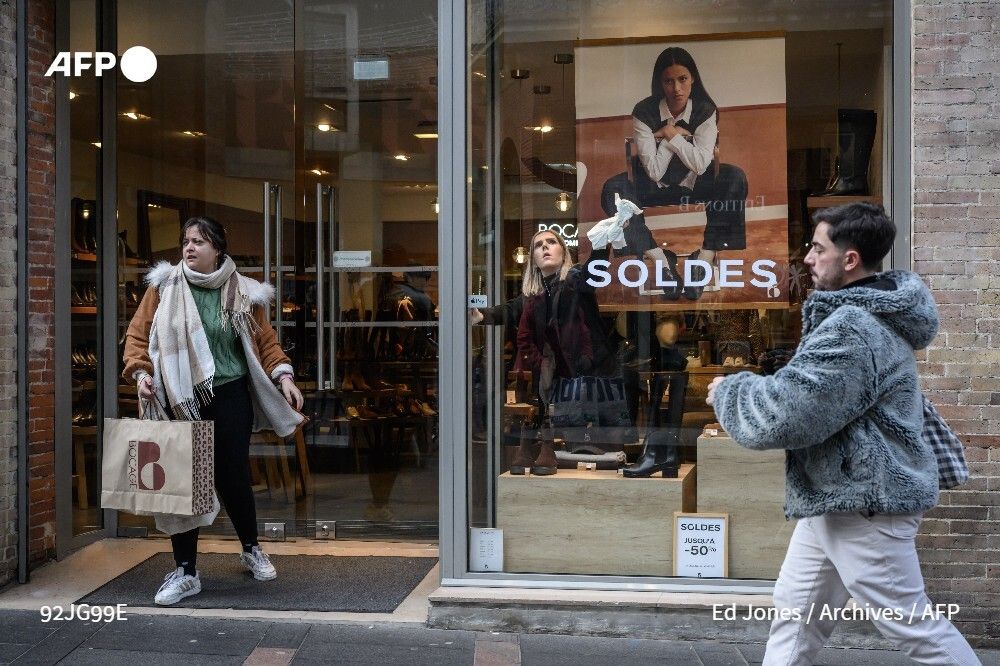 afpfr's tweet photo. 🇫🇷🛍️ Les Français ont encore battu un record d'achats de textiles neufs avec 3,6 milliards de pièces en 2025, soit 10 millions par jour, a dévoilé mercredi l'éco-organisme Refashion dans un communiqué de presse. https://t.co/LfBOI7Ij52