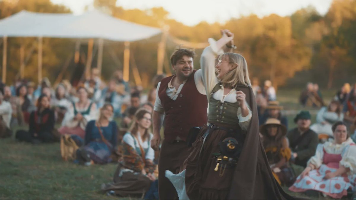 Elrohir_BFME's tweet photo. Un festival Hobbit débarque au Royaume-Uni 🇬🇧

Le “Brandywine Festival”, 5 jours de fête à Weston Park (Staffordshire) du 9 au 13 septembre 🧙‍♂️

Au programme : costumes, festins, jeux et activités LARP dans un décor inspiré de Tolkien ✨

Près de 2 000 participants sont attendus ! https://t.co/lqpYeDi3sA