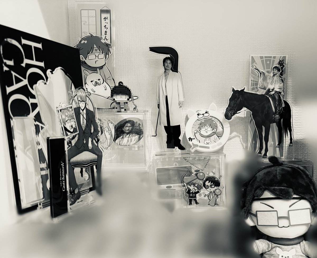 itsuwaaa's tweet photo. 事前通販が届いたのでコーナーができました。イラストグッズに実写が混じってるのおもろすぎる https://t.co/Wr4FwgOCrd
