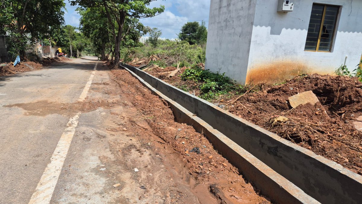 dinnil's tweet photo. @BDAOfficialGok @Captain_Mani72 @krishnabgowda @comm_blr_south @mlanaharis 
(1 of 5) Approximately 50+ km of roads storm water drains across the Anjanapura layout are being concretised by BDA. Area is poorly populated. Houses are getting constructed across the area. https://t.co/EITV4KY5MP