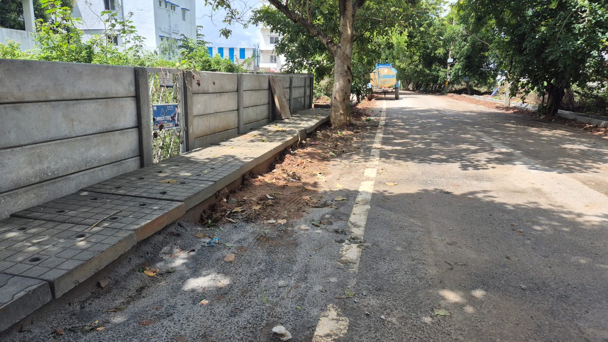 dinnil's tweet photo. @BDAOfficialGok @Captain_Mani72 @krishnabgowda @comm_blr_south @mlanaharis 
(1 of 5) Approximately 50+ km of roads storm water drains across the Anjanapura layout are being concretised by BDA. Area is poorly populated. Houses are getting constructed across the area. https://t.co/EITV4KY5MP