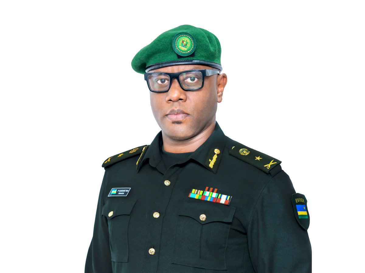 Imvaho_Nshya's tweet photo. 🚨𝐀𝐌𝐀𝐊𝐔𝐑𝐔 𝐌𝐀𝐒𝐇𝐘𝐀🚨

Perezida Paul Kagame akaba n’Umugaba w’Ikirenga w’Ingabo z’u Rwanda, yagize Brigadier General Patrick Karuretwa,Umuvugizi w'Ingabo z'u Rwanda, asimbuye Brigadier General Ronald Rwivanga uherutse kugirwa Umuyobozi w'Umutwe w’Ingabo za Afurika y’Iburasirazuba zihora ziteguye gutabara aho rukomeye(EASF).

Itangazo Minisiteri y'Ingabo yashyize hanze kuri uyu wa 17 Kamena yavuze ko Brigadier General Patrick Karuretwa azakomeza inshingano yarasanzwe afite zo kuba Umuyobozi Mukuru ushinzwe ubufatanye mpuzamahanga mu bya Gisirikare muri iyo Minisiteri.
