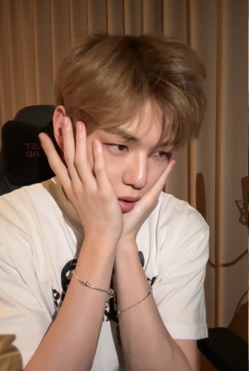 Maebelline1210's tweet photo. 260617 All of Daniel 1800 hrs kst 

🐶 When I get a chance to go out on leave sometime, I'll exercise and upload some photos for you all. 💪🏻 Anyway, thank you for your hard work today too.

It's rainy right now. 

I was grading the tests when a centipede crawled out. I screamed inside my head. I pretended it didn't bother me and nudged it away with my combat boots, but honestly it was really hard for my heart 🫠. I hate it so much that I can't even say, "A Master Squad Leader doesn't get scared by things like this!" 

Seriously.. the face was red.. dudeeeee just like the anime centipede.. and the legs were orange 😟😟😟 Eeww ! 

I even saw a praying mantis earlier. The katydids are freaking huge, and the crickets are massive too. It’s seriously a bug hell here. Wait, don't crickets usually come out in autumn? Then maybe what I saw was a camel cricket? 😱😱😱😱 Eewww

(Omg how to save Kang Daniel from the bug torture in the military 🪲😅