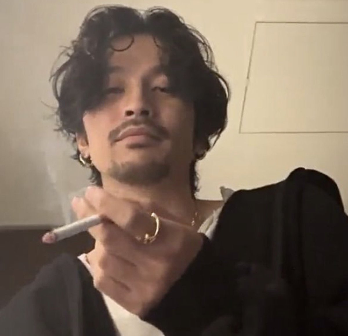 Rikiya410's tweet photo. モテない喫煙者とモテる喫煙者。

その違いはタバコ臭さ。

非喫煙者にとってタバコの臭いは、う◯こ臭と同じぐらいキツい。

口から、髪から、服から…

もう同じ空間にいるだけで、息ができない。
鼻の奥を洗いたくなるし、臭いで思考停止になる。

死ぬほどキツい。

でも不思議だけど、これらを感じる人はほぼ100％モテない人に限定される,

僕の周りにはモテる喫煙者が沢山いるが、不思議と臭くない。
それどころかいい匂いさえする人も多い。

ちなみにKing Gnuの常田大輝もベビースモーカーだがいい匂いがするらしい。

もちろん噂話だが想像に難くない。

では両者の違いは何か？

それは『他人への配慮』だと思う。

吸ったら口を濯ぐ、マウスウォシュする。
服を洗う、ファブリーズする。
非喫煙者の前では吸わない、煙がかからない様にする。

そんな細やかな配慮ができるからモテるのだと思う。

この違いは結構如実に出る。

あなたがもし喫煙者でモテないと嘆いているのであれば、こんな些細なことが意識を変えると良い。

モテとは気付き、だったりする事も多い。
モテない人は見えていないだけ、だったりするから。

タバコが好きならやめる必要はない。
ただ、それをう◯こと同じぐらい苦手な人がいる事を知ることが大切。

あなたも女性の口からう◯こ臭がしたら、どんな美女でもキツいはず。

外見磨いてオシャレをしても、実はそんな所で足切りされてる。