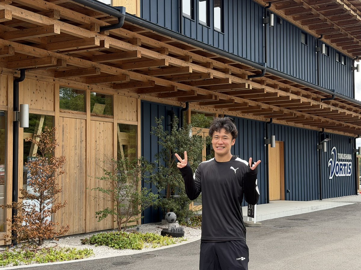 vortis_pr's tweet photo. オフを利用して、柏レイソルの #小西雄大 選手がクラブハウスに寄ってくれました😊

新シーズンに向けてトレーニングをしていました🏋️‍♂️

徳島帰省、楽しんでね💪

#vortis
#徳島ヴォルティス https://t.co/itoiS4xyQu
