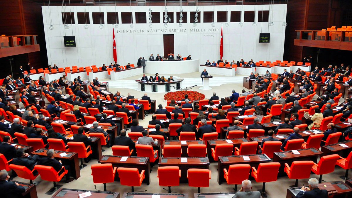 etkiIihabery's tweet photo. Nefes yazarı Nuray Babacan, Ankara kulislerinde konuşulan Anayasa değişikliği iddialarını yazdı:

"Gelecek Partisi Milletvekili Kani Torun’un meclis kürsüsünden ana hatlarını söylediği önerinin izini sürdük. Öğrendik ki; iktidar partisi dahil dirsek teması yapılmış. Yetkili-yetkisiz siyasilerle analiz edilmiş. Şöyle ki:

* Önce tarihi bir uzlaşmayla, bu dönem Anayasa değişikliği yapılarak güçlendirilmiş parlamenter sisteme geçiyor.

* Tayyip Erdoğan’ın bir dönem yetkisiz-sembolik cumhurbaşkanı olmasına izin veriliyor. Önemli
kısmı bu.
* Anayasa değişikliği aşamasında Ekrem İmamoğlu ve ekibi, Selahattin Demirtaş ve diğer siyasi suçluların serbest bırakılması eş zamanlı sağlanıyor.

* Seçimde tek başına iktidar olma şansı yüksek ekip olan İmamoğlu-Özel ikilisinin partisi (CHP’de ya da değil) iktidar oluyor.

* Bu iddianın sahipleri, bugün tüm operasyonlara rağmen yüzde 30’un altına düşmeyen bu ekibin seçimlerde yüzde 45’i tek başına aşacağını savunuyor.

* İmamoğlu, diploma sorunu olmayacağı için başbakan olabiliyor.

* Bu zor denkleme ‘yumuşak geçiş’ diyenler, Erdoğan’a onurlu bir veda sağlanacağını iddia ediyor.

* Bu durumda Erdoğan, ailesi ve yakın çevresi koruma altına alınıyor.

* 25 yıl boyunca yapılan yolsuzluklar ve haksızlıkların hesabı Erdoğan ailesi korunarak soruluyor!

* Bu senaryoyu savunanlar, devri sabık yaratırken yıkıcı olunmaması gerektiğini iddia ediyor.

* Tahmin edersiniz ki; bunun savunan isimler muhafazakar mahalleye daha yakın. Bir nevi muhafazakarları az hasarla kurtarma planı da denebilir!

* Bu senaryoda, Erdoğan partisinin başına istediği ismi geçiriyor.

* Selahattin Demirtaş DEM’in başına geçiyor ve Türkiye partisine dönüşmesinin altyapısını oluşturuyor.

***

Senaryo böyle uzayıp gidiyor. Çok bileşenli, imkansız gibi görünen bu planı dillendirenler, Türkiye’de barışın ve demokrasinin yumuşak geçişle yeniden tesis edilmesinin yolu olarak tartışıyorlar."
