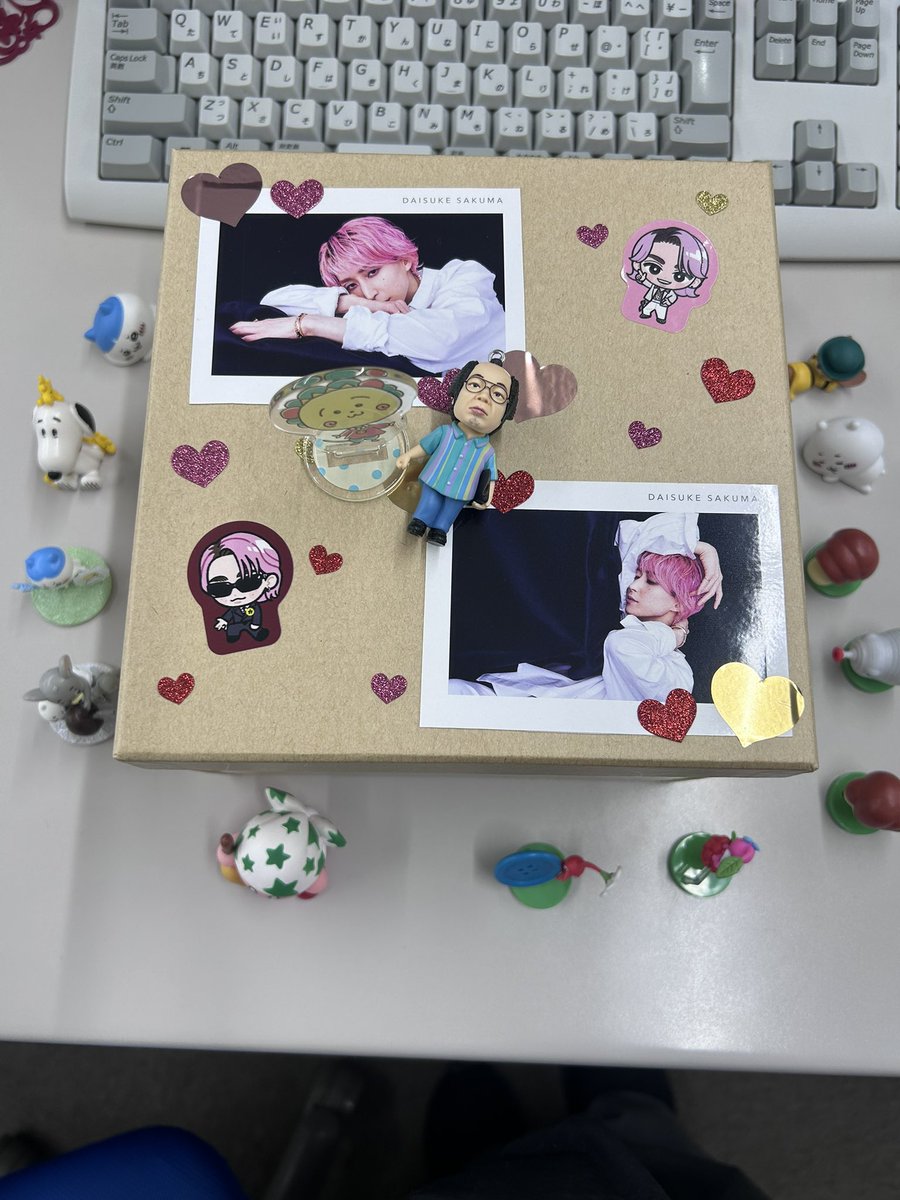 04280906junjun's tweet photo. 私の唯一の自慢のお誕生日🎂
にの、五関くん、風間くん、鈴木福くん、波瑠さん、山寺宏一さん、辻希美ちゃん…他にもたくさんの著名人の皆様もお誕生日おめでとうございます
最強運だと思ってます
今朝は会社着いたら机にこんなサプライズが🤣🤣
平成女児たち面白い👏👏 https://t.co/95l1uCUm5l