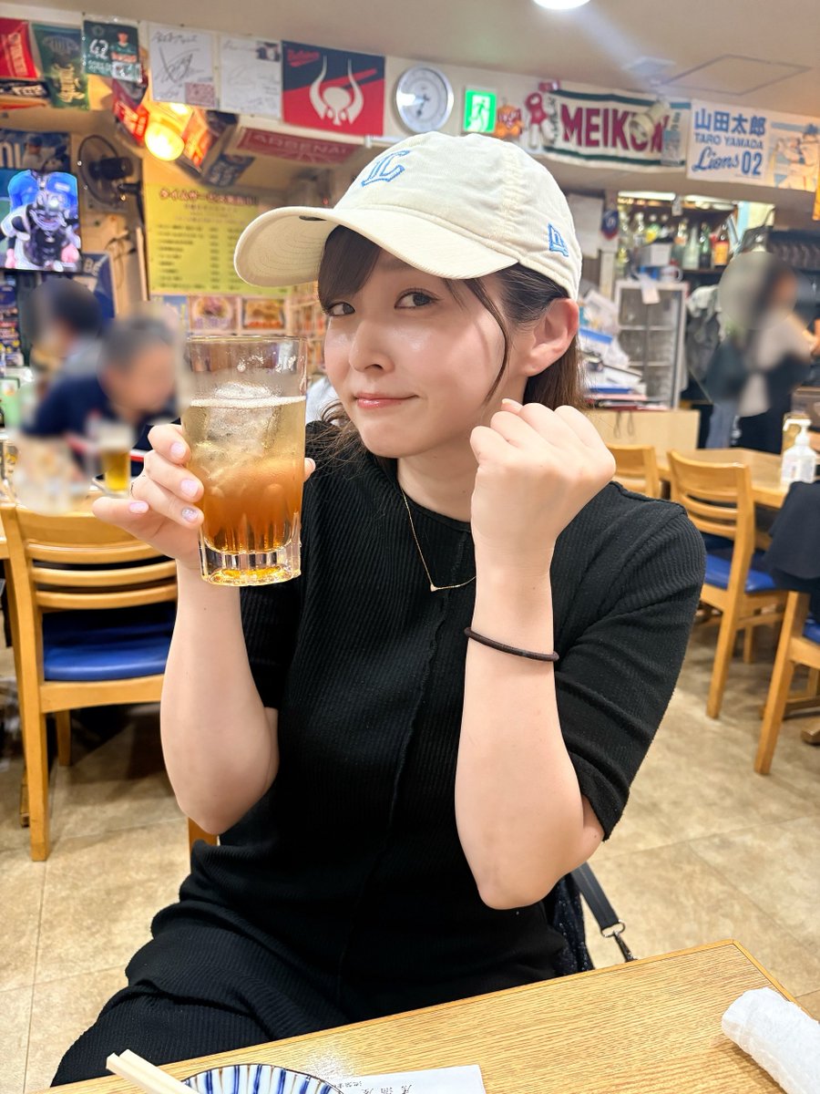 Yuumi920's tweet photo. 昨日はイカした居酒屋さんで観戦🔥
珍しくお酒を頼んだらウーロン茶みたいな色の梅酒のソーダ割りが出て来て、慌ててソーダを頼んで割りながら飲みました😇サービスすぎ🙂‍↕️
優勝が決まった瞬間はお店全体で喜んで、店長さんがシャンパンを振る舞ってくれました🥹 https://t.co/2IW8dsfJuJ