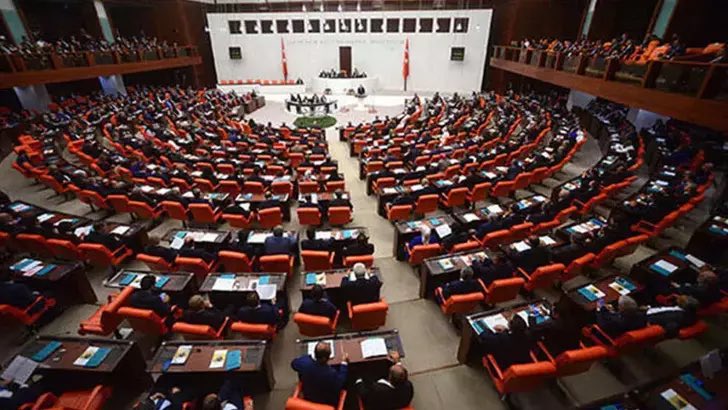 sokakkedisitv's tweet photo. 🔴 Nefes yazarı Nuray Babacan, Ankara kulislerinde konuşulan Anayasa değişikliği iddialarını yazdı:

"Gelecek Partisi Milletvekili Kani Torun’un meclis kürsüsünden ana hatlarını söylediği önerinin izini sürdük. Öğrendik ki; iktidar partisi dahil dirsek teması yapılmış. Yetkili-yetkisiz siyasilerle analiz edilmiş. Şöyle ki:

* Önce tarihi bir uzlaşmayla, bu dönem Anayasa değişikliği yapılarak güçlendirilmiş parlamenter sisteme geçiyor.

* Tayyip Erdoğan’ın bir dönem yetkisiz-sembolik cumhurbaşkanı olmasına izin veriliyor. Önemli
kısmı bu.
* Anayasa değişikliği aşamasında Ekrem İmamoğlu ve ekibi, Selahattin Demirtaş ve diğer siyasi suçluların serbest bırakılması eş zamanlı sağlanıyor.

* Seçimde tek başına iktidar olma şansı yüksek ekip olan İmamoğlu-Özel ikilisinin partisi (CHP’de ya da değil) iktidar oluyor.

* Bu iddianın sahipleri, bugün tüm operasyonlara rağmen yüzde 30’un altına düşmeyen bu ekibin seçimlerde yüzde 45’i tek başına aşacağını savunuyor.

* İmamoğlu, diploma sorunu olmayacağı için başbakan olabiliyor.

* Bu zor denkleme ‘yumuşak geçiş’ diyenler, Erdoğan’a onurlu bir veda sağlanacağını iddia ediyor.

* Bu durumda Erdoğan, ailesi ve yakın çevresi koruma altına alınıyor.

* 25 yıl boyunca yapılan yolsuzluklar ve haksızlıkların hesabı Erdoğan ailesi korunarak soruluyor!

* Bu senaryoyu savunanlar, devri sabık yaratırken yıkıcı olunmaması gerektiğini iddia ediyor.

* Tahmin edersiniz ki; bunun savunan isimler muhafazakar mahalleye daha yakın. Bir nevi muhafazakarları az hasarla kurtarma planı da denebilir!

* Bu senaryoda, Erdoğan partisinin başına istediği ismi geçiriyor.

* Selahattin Demirtaş DEM’in başına geçiyor ve Türkiye partisine dönüşmesinin altyapısını oluşturuyor.

***

Senaryo böyle uzayıp gidiyor. Çok bileşenli, imkansız gibi görünen bu planı dillendirenler, Türkiye’de barışın ve demokrasinin yumuşak geçişle yeniden tesis edilmesinin yolu olarak tartışıyorlar."