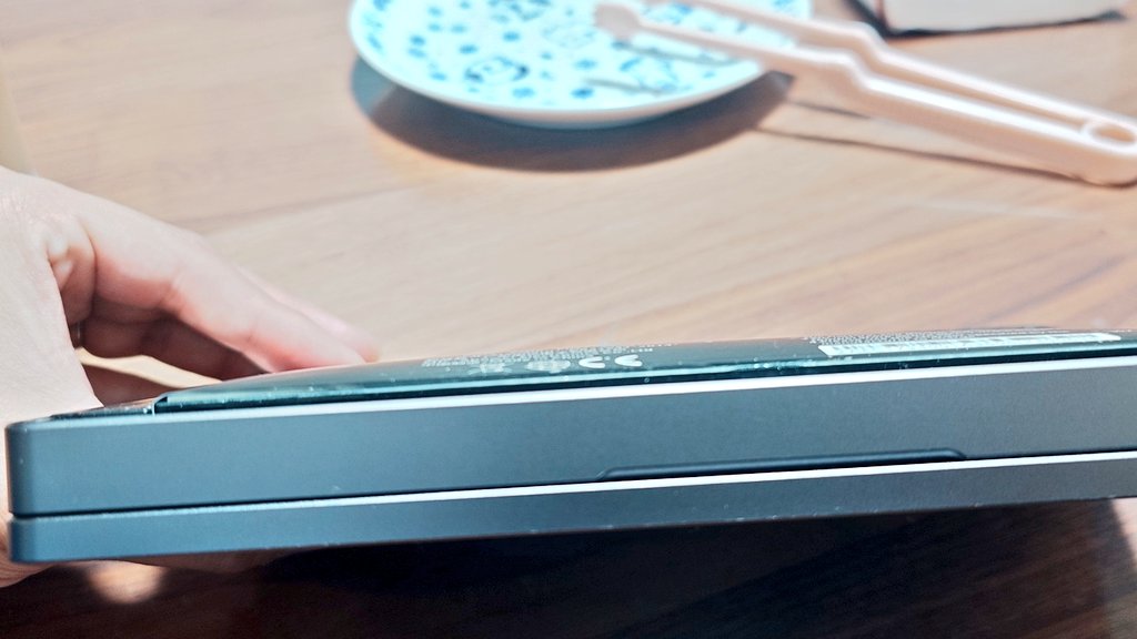 hana_king02's tweet photo. いつも使ってるパソコンのバッテリーがパンパンに膨らんでた🙄
さすがに交換しないとヤバそうだけど、バッテリーだけ買えるのか?
GPD POCKET3
#GPD
#パソコン https://t.co/sa4b2OqMqC