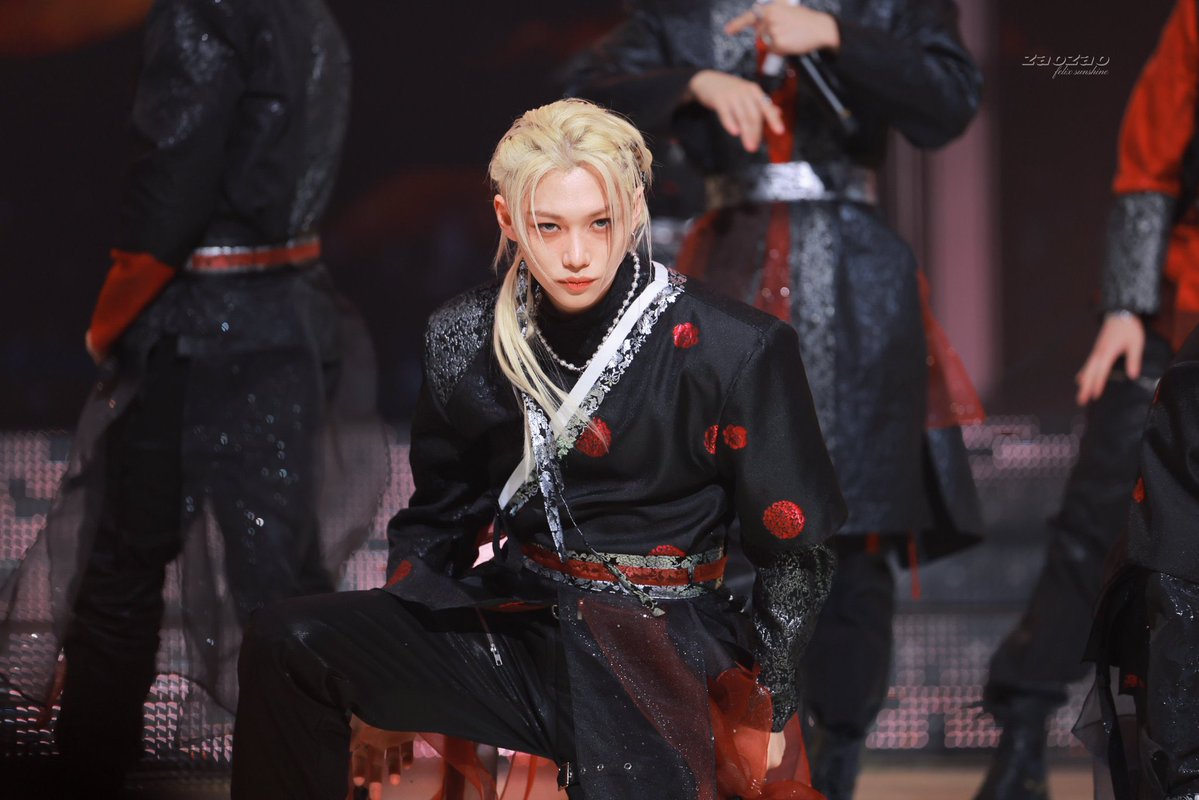 BinkieForFelix's tweet photo. I’m convinced they saw these gorgeous warrior princess pictures of Felix in hanbok and immediately decided to have him as the face of the hanbok wave https://t.co/WmwpRnbQ9j
