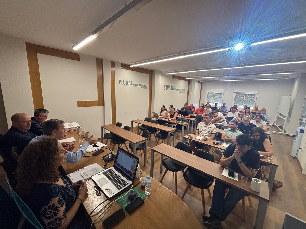 CSIFenseEXT's tweet photo. Ramón Caballero, vicepresidente nacional de @csifeducacion y responsable de Universidad, se reúne en Mérida junto a Benito Román y Mercedes Barrado con los delegados del sector en Extremadura para analizar los problemas que arrastran los docentes y los profesores universitarios. https://t.co/SwEHM1o1Kh