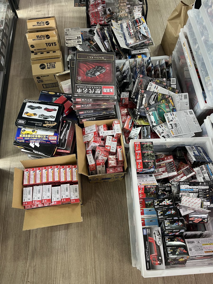 EDoraemon0114's tweet photo. 暑いの中、常連さんがたくさん買取品を持って来てくださり、本当にありがたいです！ https://t.co/yoSvIwR1xO