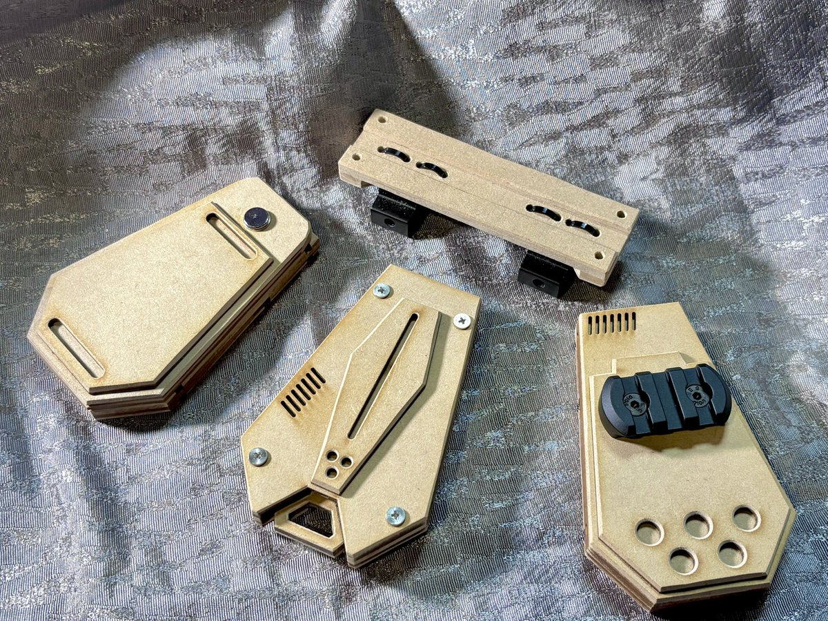 Hira_ma_tsu's tweet photo. そんなわけで、ガントレットのレール部分に装備できる小型のシールドユニットを試作してみました！
まずはスターターキットとして小型レール付き、仕込みナイフ内蔵型、展開シールドの3種の組合せ。組み替え自由で左右どちらにも付けられるし、増設も可能！という感じでいかがでしょ！！
#YARD1602 https://t.co/aTt0C0A6Vu