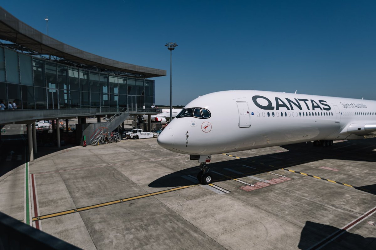 aviacionline's tweet photo. Qantas confirma a Sydney - Londres como el vuelo regular sin escalas más largo de la historia a partir de 2027 

La ruta, operada con sus nuevos Airbus A350-1000ULR, unirá ambas ciudades en casi 22 horas, ahorrando así 4 horas a los pasajeros.

https://t.co/SV0JoWaA8y https://t.co/aUKrOeuKLY