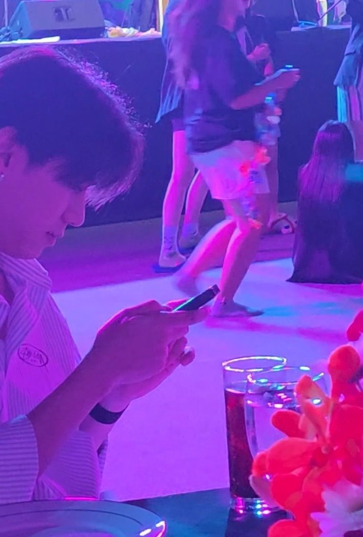 swittylck's tweet photo. WKWKW BENER BENER TIAP KECIDUK TUH DIA SELALU MAIN HP JIRR DI OUTING KALI INI😂😂😂😂 

rewel banget yaa tang laki lu😭😭😭😭 https://t.co/hAyipK52MU