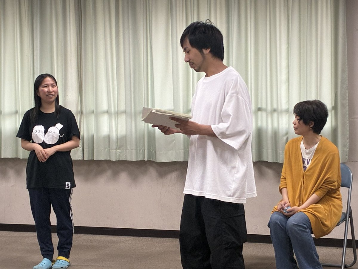 StirStairs's tweet photo. #記憶のとなりで 稽古でした！

稽古写真と共に麗生ちゃんの落描きを
紹介する仲さんです✍🏻🎨

今日も楽しい稽古でした！

事前精算
https://t.co/HkSDPAN6K9

当日精算
https://t.co/EUCNHUBbOA https://t.co/KD8n7gWxlE
