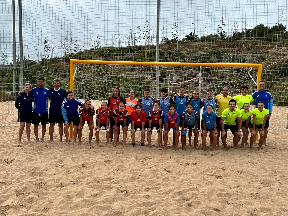 fedfutcanarias's tweet photo. 🇮🇨 | La Selección Canaria Sub-17 femenina de fútbol playa ultima su preparación en San Lorenzo para el CESA 

⚽️🏖️Las jugadoras dirigidas por Pablo Ledesma intensifican sus entrenamientos en la arena capitalina antes de viajar a Rota y Chipiona

🔗https://t.co/J7jT6HXqiT https://t.co/rI8aCUShNz