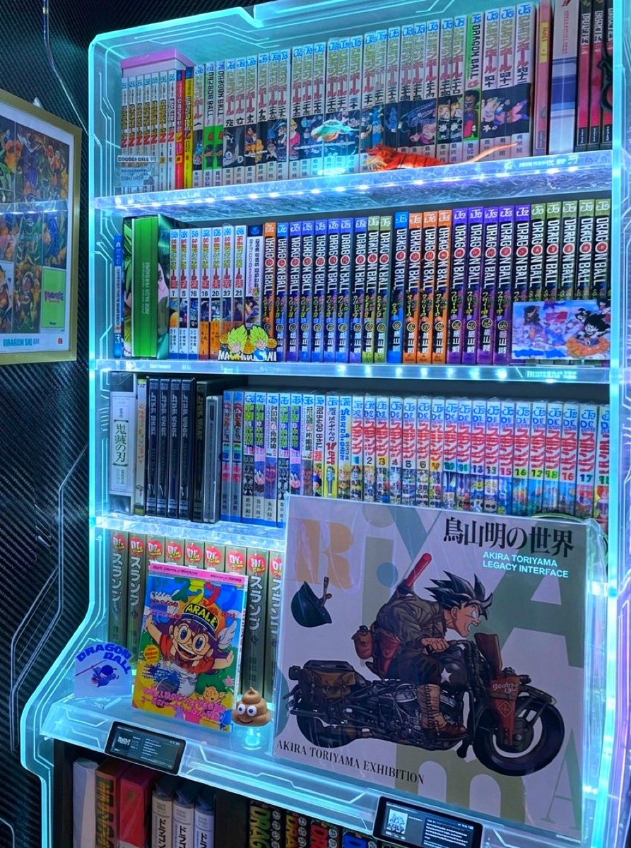 ゲームセンターを連想してしまう本棚☝️😁✨