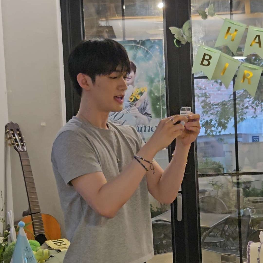 verichixx's tweet photo. Yongseung stayed up late at the company on Sunday making 100 keyrings as gifts for Verrers, each with different letters and a different meaning. He explained each meaning and then personally handed them out one by one.  I'm actually gonna cry this guy.... how is he real? https://t.co/goOS5Y6WnI