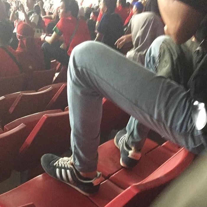 BobotohMalaysia's tweet photo. Soalnya supporter Indonesia suka duduk ditempat senderannya.

Sedangkan si kaki di tempat duduk.

😊😊😊 https://t.co/p4wVxJ1iWK