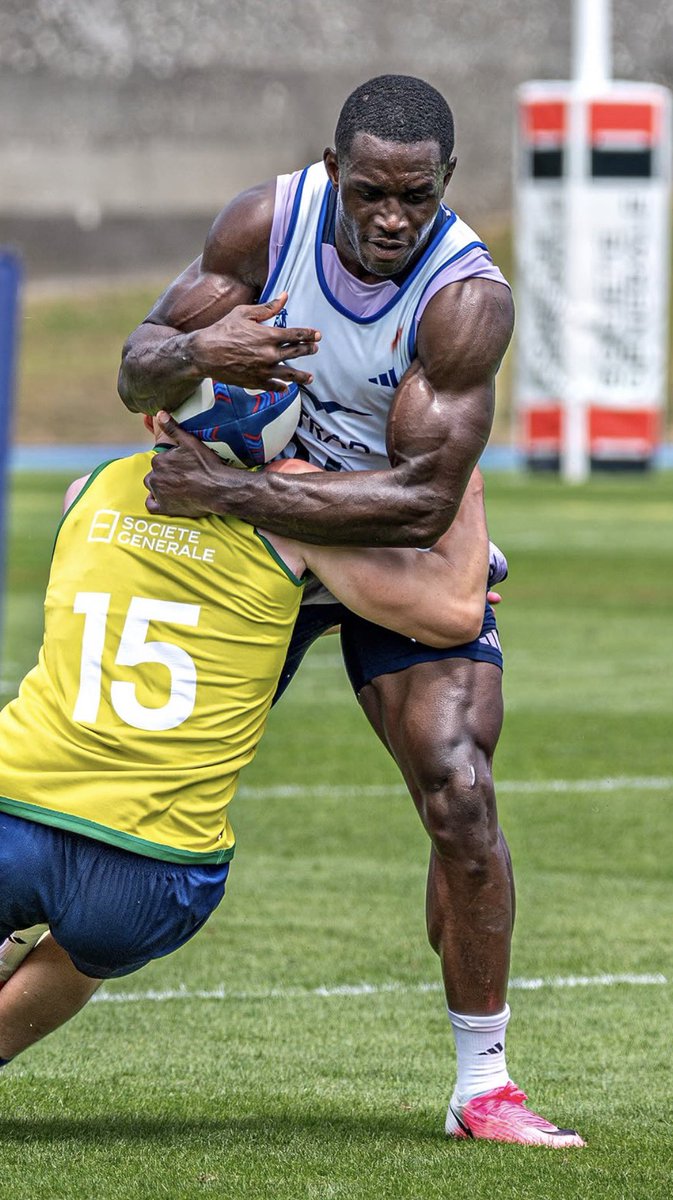 rugbydrama's tweet photo. On parle pas assez du physique de Christian Ambadiang 💀😳 https://t.co/sVyrfiWacp