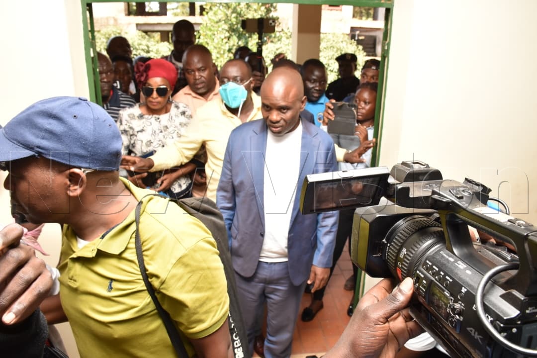 newvisionwire's tweet photo. UPDATE: Former Kampala Lord Mayor Erias Lukwago being escorted to Makindye Chief Magistrates Court.

#VisionUpdates #BreakingNews
Photos by Simon Peter Tumwine https://t.co/3gQa97OJ28