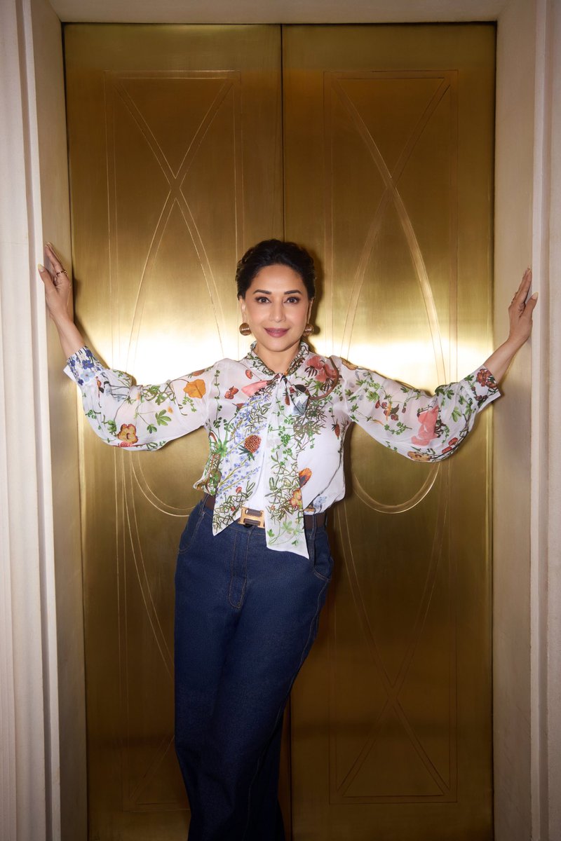 MadhuriDixit's tweet photo. Feeling light, bright and more than alright🥰✨ https://t.co/bj4Q1LVkjF