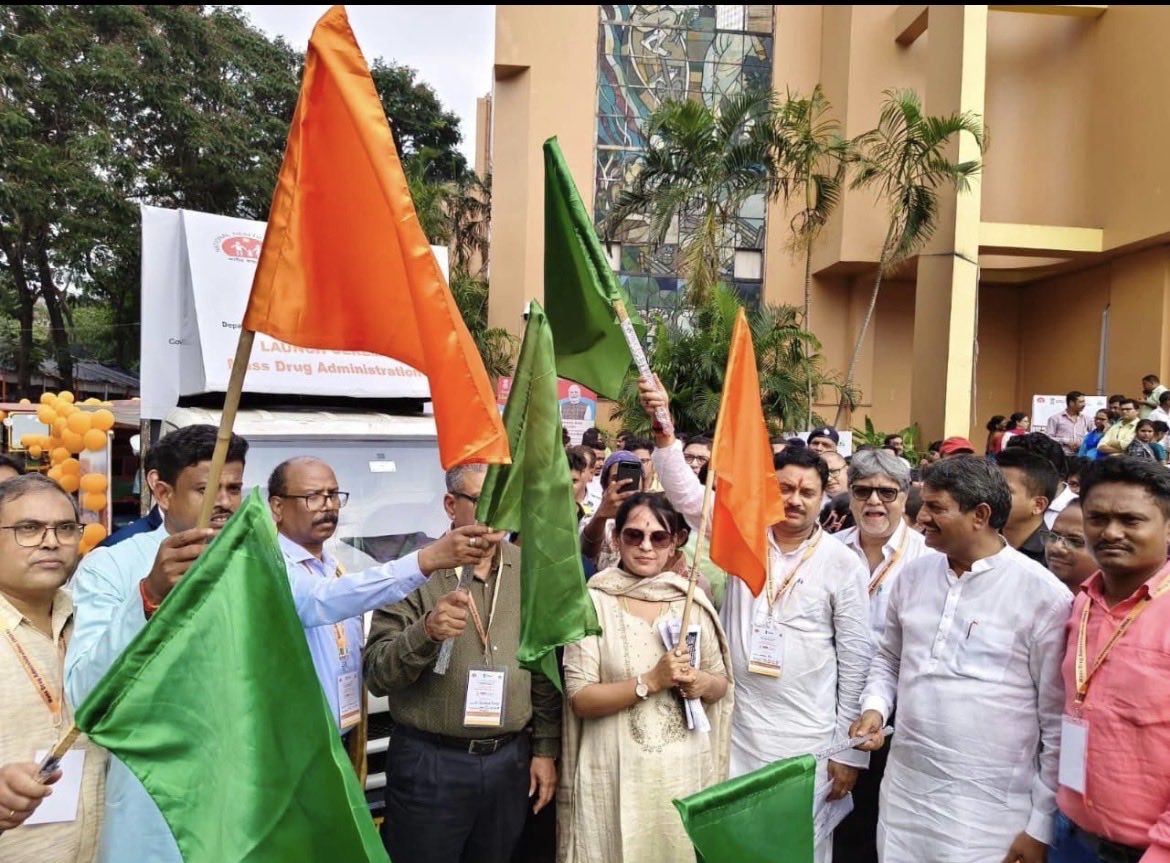 mithileshsngh's tweet photo. West Bengal commenced #MDA2026 on 15 June across 59 units in 10 endemic districts. At the state launch in Howrah, dignitaries and Dr. Bhupendra Tripathi (BMGF) consumed anti-filarial medicines, pledged support for LF elimination, and flagged off PCI-supported IEC awareness vans. https://t.co/HcnYfteuEL
