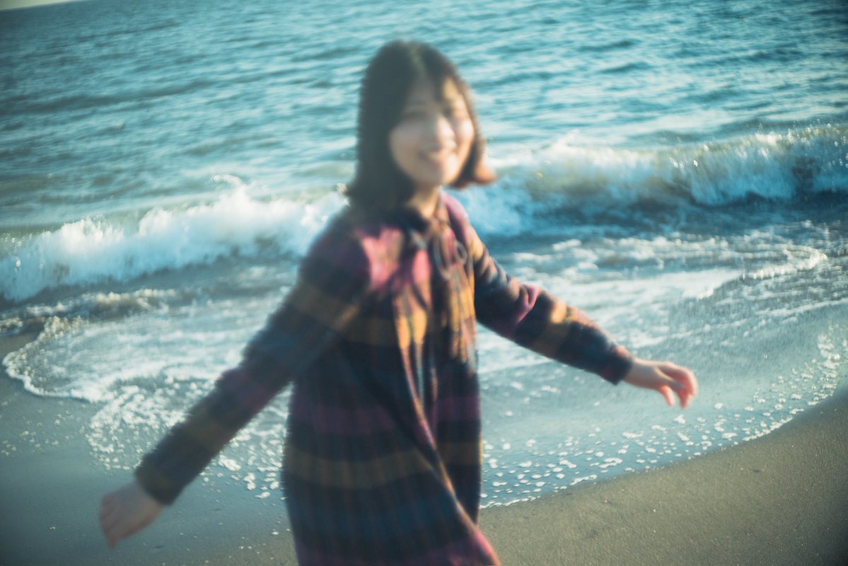 sugimotokenta_'s tweet photo. 【活動10年目に向けて挑戦をします】

2026年7月1日から始まる

#杉本健太1000人撮影企画

について、お知らせがあります

2025年に挑戦した
#杉本健太100人撮影企画

こちらは多くの方のお力添えのおかげで、定めた期限より大幅に早い段階で無事に達成することができました

本当にありがとうございました

その挑戦を経て、
私はもっと深く人を撮りたいと思うようになりました

だから次は、
2026年7月1日から2027年10月9日までに

【1,000人の人物写真を撮る】

という挑戦を始める予定でした

しかし、この企画について考え続ける中で、
ひとつの答えに辿り着きました

私がやりたいのは、
ただ1,000人を撮ることではありませんでした

私が残したいのは、
その時代に出会った人たちの存在です

2028年は、
私がカメラを手にしてから10年目の年になります

写真を始めてからの10年間を振り返った時、
この挑戦はそこで完結させるべきだと思いました

そこで、この企画のゴールを変更します

【新しい目標】

2028年10月9日までに

1,000人を撮影する

そして、

2028年12月に

撮影させていただいた1,000人の方々の写真を使った作品展示を開催する

以上です

また、それに伴い、

#杉本健太1000人撮影企画

という名称も変更します

新しいタイトルは
【杉本健太と1000人の肖像】

です

ハッシュタグも

#杉本健太と1000人の肖像

へ変更いたします

この企画は
モデルだけの企画ではありません

有名人だけの企画でもありません

年齢も、性別も、職業も、肩書も関係ありません

私の作品や作風を好きでいてくださる方ならどなたでもご参加いただけます

写真は誰かを綺麗に写すためだけのものではなく、

その人が確かにそこにいたことを残すためのものだと思っています

あの日、

誰と、

どこで、

どんな時間を過ごしたのかという記録を残したい

#fleetingfeelfree

これは一瞬で過ぎ去ってしまう時間や感情、人との関係性を写真という形で残そうとする私の活動です

1,000人という数字は目標ですが、

本当に作りたいのは、

1,000人分の人生の断片が集まったひとつの作品です

No.0001から始まるこの挑戦を、
No.1000まで

そして展示まで

最後まで全力で走り切ります

応援していただけたら嬉しいです

興味を持ってくださった方はお気軽にDMか、こちらのポストにリアクションをしていただけたら詳細のDMをさせていただきます

#杉本健太と1000人の肖像
#fleetingfeelfree 
#genic_web