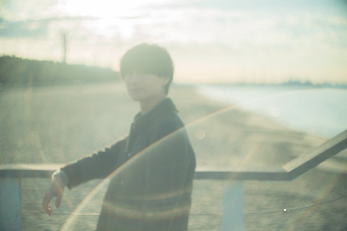 sugimotokenta_'s tweet photo. 【活動10年目に向けて挑戦をします】

2026年7月1日から始まる

#杉本健太1000人撮影企画

について、お知らせがあります

2025年に挑戦した
#杉本健太100人撮影企画

こちらは多くの方のお力添えのおかげで、定めた期限より大幅に早い段階で無事に達成することができました

本当にありがとうございました

その挑戦を経て、
私はもっと深く人を撮りたいと思うようになりました

だから次は、
2026年7月1日から2027年10月9日までに

【1,000人の人物写真を撮る】

という挑戦を始める予定でした

しかし、この企画について考え続ける中で、
ひとつの答えに辿り着きました

私がやりたいのは、
ただ1,000人を撮ることではありませんでした

私が残したいのは、
その時代に出会った人たちの存在です

2028年は、
私がカメラを手にしてから10年目の年になります

写真を始めてからの10年間を振り返った時、
この挑戦はそこで完結させるべきだと思いました

そこで、この企画のゴールを変更します

【新しい目標】

2028年10月9日までに

1,000人を撮影する

そして、

2028年12月に

撮影させていただいた1,000人の方々の写真を使った作品展示を開催する

以上です

また、それに伴い、

#杉本健太1000人撮影企画

という名称も変更します

新しいタイトルは
【杉本健太と1000人の肖像】

です

ハッシュタグも

#杉本健太と1000人の肖像

へ変更いたします

この企画は
モデルだけの企画ではありません

有名人だけの企画でもありません

年齢も、性別も、職業も、肩書も関係ありません

私の作品や作風を好きでいてくださる方ならどなたでもご参加いただけます

写真は誰かを綺麗に写すためだけのものではなく、

その人が確かにそこにいたことを残すためのものだと思っています

あの日、

誰と、

どこで、

どんな時間を過ごしたのかという記録を残したい

#fleetingfeelfree

これは一瞬で過ぎ去ってしまう時間や感情、人との関係性を写真という形で残そうとする私の活動です

1,000人という数字は目標ですが、

本当に作りたいのは、

1,000人分の人生の断片が集まったひとつの作品です

No.0001から始まるこの挑戦を、
No.1000まで

そして展示まで

最後まで全力で走り切ります

応援していただけたら嬉しいです

興味を持ってくださった方はお気軽にDMか、こちらのポストにリアクションをしていただけたら詳細のDMをさせていただきます

#杉本健太と1000人の肖像
#fleetingfeelfree 
#genic_web