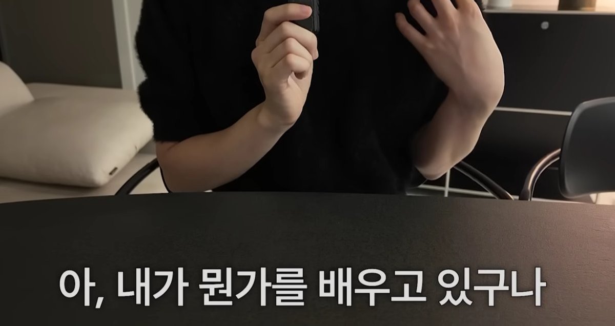 jk_sats's tweet photo. ★20대, 가장 후회되었던 3가지 행동.

4년 넘게 미라클모닝·자기계발을 해온 사람이
"왜 인생이 안 바뀔까" 돌아보며 풀어낸
후회인데, 공감돼서 정리해봄.

☆ 핵심 내용은 아래와 같음.
① '인풋'만 채우고 '아웃풋'이 없었음
   (책·강의·공부로 하루를 꽉 채웠지만,
    그걸로 뭘 바꿨는지는 한 줄도 없었던 것)
② '빨리 성공'하려는 조급함에 빠짐
   ("한 달에 천만원" 같은 지름길에 눈이
    감. 정작 멋지게 자리 잡은 건 묵묵히
    쌓아온 사람들이었음)
③ '잘하는 것·익숙한 것'만 했음
   (창피할까 봐, 편해서 새 도전을 미룸.
    못하는 걸 시도할 때마다 한 단계 바뀜)

특히 와닿은 건, 인풋을 아무리 쌓아도
'밖으로 꺼내야' 기회가 된다는 점.

배운 걸 기록해서 아웃풋으로 남길 때
비로소 세상과 연결되더라는 깨달음이
인상 깊었음.

☆ 정리해서 기억하자면,
1) 인풋만 말고 작은 '아웃풋'을 남기기
2) 배운 걸 밖으로 꺼내야 기회가 생김
3) 지름길 대신 '5년 뒤 성공'을 목표로
4) 묵묵히 쌓은 시간이 결국 기회가 됨
5) 못하는 것에 도전할 때 한 단계 자람

결국 핵심은 '얼마나 빨리·열심히'가
아니라, 방향을 알고 아웃풋을 남기며
가고 있는가인 듯.🥺
