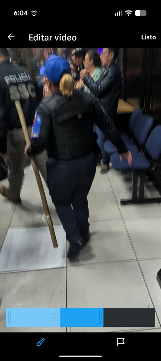 cklilian's tweet photo. El régimen y sus paleros son maestros del engaño. Dicen que anoche el personal de @AlcCuauhtemocMx y la alcaldesa @AlessandraRdlv agredimos a comerciantes en la Zona Rosa pero las imágenes no mienten: un grupo de choque armado con palos, protegidos de una diputada morenista acusada de extorsión nos agredió. 
Nuestra Policía Auxiliar de la Alcaldía tiene nuestro agradecimiento porque además de protegernos en el lugar, detuvo a uno de los agresores aún portando el palo con el que los golpeó. Siete de los nuestros fueron lesionados. 
Las imágenes no mienten pero el régimen y sus propagandistas sí.
