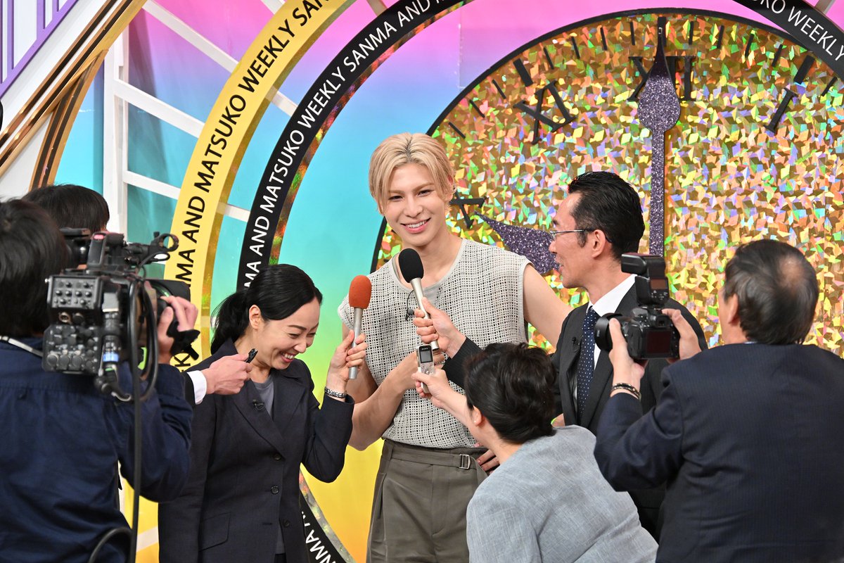 oricon's tweet photo. Snow Manラウール、
コンプラなし⁉️芸能リポーターに囲まれ…

明石家さんまが絶妙な切り返しを伝授✨️
https://t.co/IKG8PjTBsI https://t.co/GJwOq2cCNX
