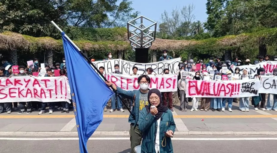 MrJarwork's tweet photo. 🚨ITB IKUT MELAWAN🚨
Guys buat yang gatau, dalam dunia pergerakan, jika ITB sudah turun ke jalan, itu artinya kondisi negara memang tidak baik baik saja. Mereka terkenal cukup eksklusif dalam berdemo. Hanya issue issue krusial saja yang membuat mereka memutuskan berhenti belajar sejenak dan turun ke jalan.
#Mahasiswa #ITB